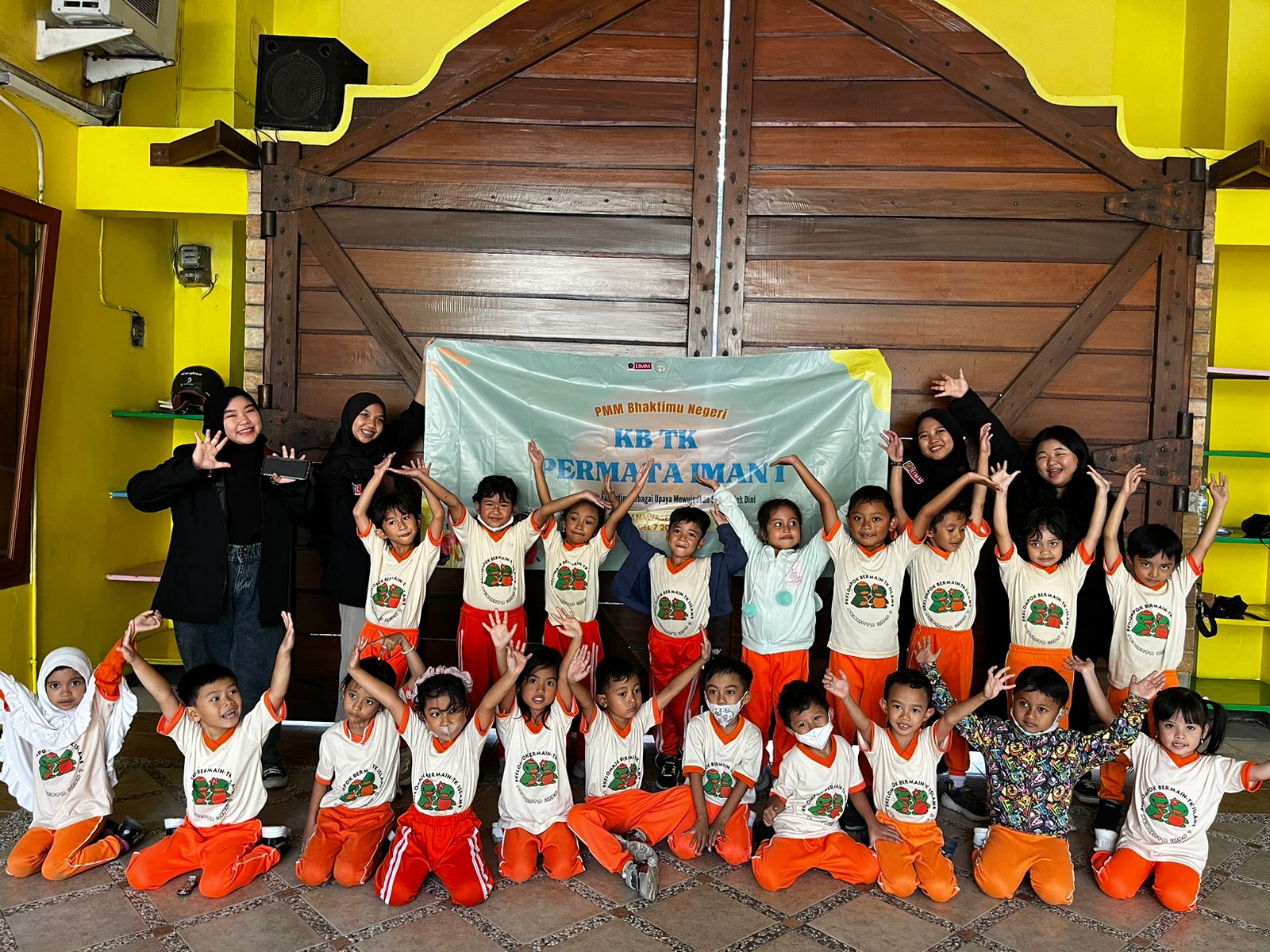 Mahasiswa PMM UMM Lakukan English Education sebagai Upaya Perwujudan SDG’s Melalui Media Family Tree